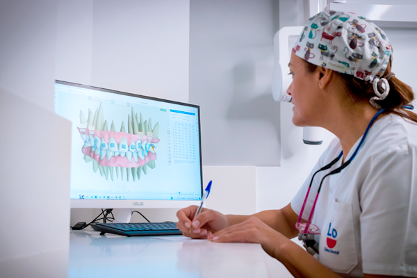Dra. Lourdes verbo planificando tratamiento Invisalign en Daimiel